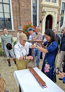 thumb burgemeester en wethouder snijden turfgebakjes original