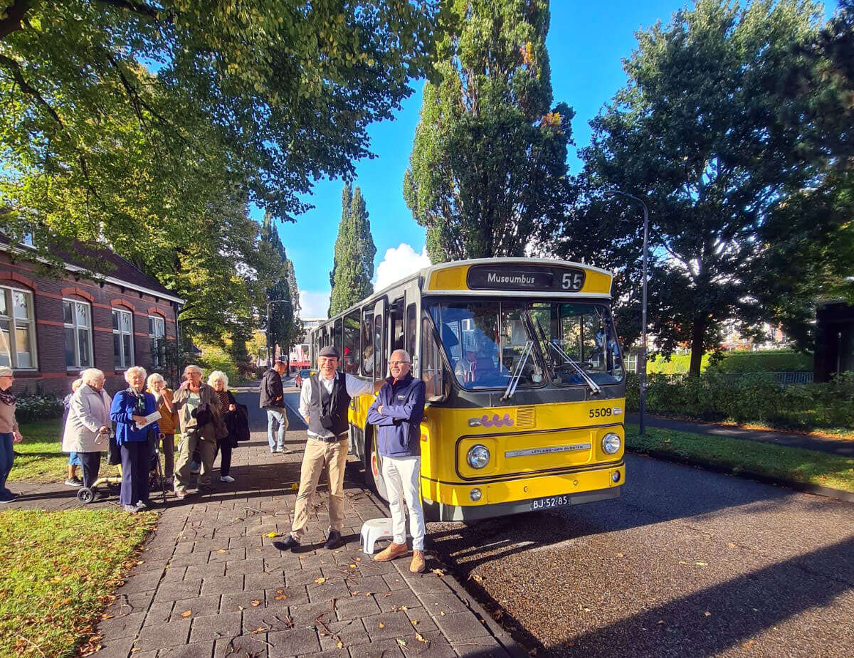 De oude Frambus met chauffeur Yde bij Museum Heerenveen (foto: Hans Schouten)