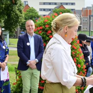 Toespraak van Burgemeester Avine Fokkens en wethouder Ojanne Chang (links op de achtergrond) bij de opening van de de viering van 475 jaar Heerenveen
