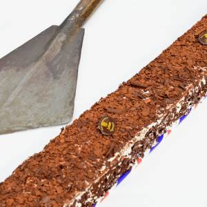 Een speciaal voor deze dag gemaakte turfcake van Bakker Leenes, met een turfsteker