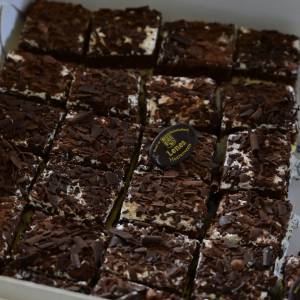 Een speciaal voor deze dag gemaakte turfcake van Bakker Leenes