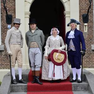 Er waren drie heren van het Veen, Van Cuijck, Van Dekema en Foeyts,  én Albertina Agnes in traditionele kledij uit de tijd van het ontstaan van Heerenveen. 