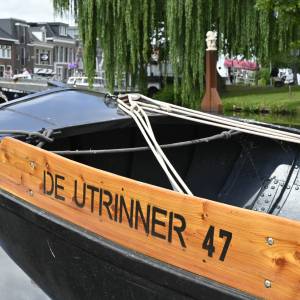 De zeilpraam De Utrinner ging 4 keer met een groep mensen en een gids van Historie Heerenveen door de Heeresloot.
