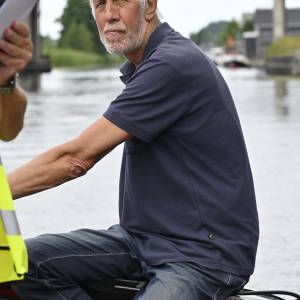 Schipper Auke Postma van zeilpraam De Utrinner die door de Heeresloot voer.
