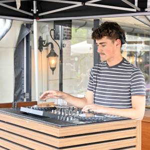 De DJ van de after party bij 't Gerecht