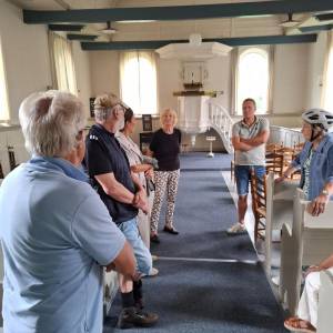 Bezoek-kerkje-tijdens-fietstocht_original