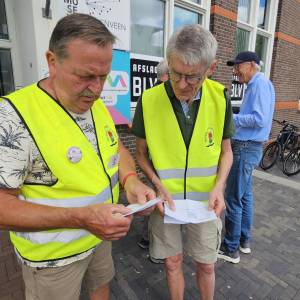 Overleg tussen de twee gidsen van Historie Heerenveen die de fietstocht langs de Compagnonsvaart begeleidden. 