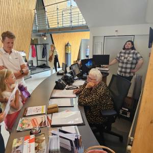 Museum Heerenveen was het kloppende hart van de festiviteiten. Hier komt een gezin een enveloppe voor de Escapetour halen. 