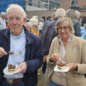 Allen aanwezigen kregen een stukje turfcake die speciaal voor deze gelegenheid was gebakken. 