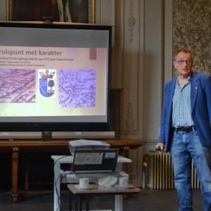 Historicus Meindert Schroor hield in de trouwzaal van Crackstate een boeiende lezing over het ontstaan van Heerenveen. 