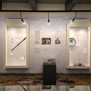 Een fraaie tijdlijn in Museum Heerenveen vertelt de 475 jarige geschiedenis van Heerenveen en blikt vooruit in de toekomst. 