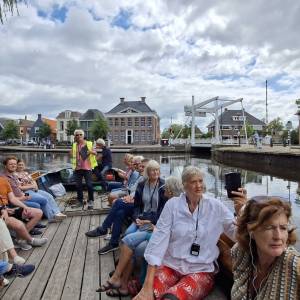 Met een gids van Historie Heerenveen op een oude zeilpraam door de Heeresloot. 