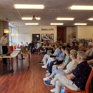 Lezing van veilingmeester Haije Dijkstra in de Bibliotheek Heerenveen. 
