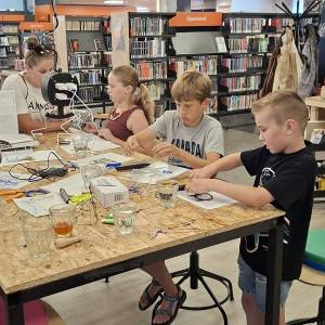 IN de bibliotheek maakten kinderen een maquette van Heerenveen met een 3D printer