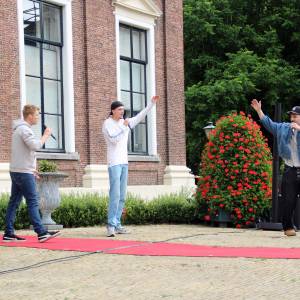 Rappers  HeerenVan’Tveen in actie tijdens de opening
