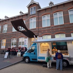 De museumbus en op de achtergrond de Odd Swallows.