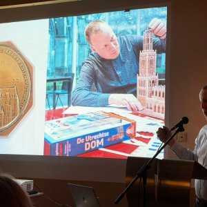 Marco van der Werf, Directeur van Museum Heerenveen, tijdens zijn presentatie over o.a. een speciale penning uit Utrecht