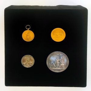 De vier bijzondere penningen uit de collectie van het Fries Museum waren te zien op deze dag. 